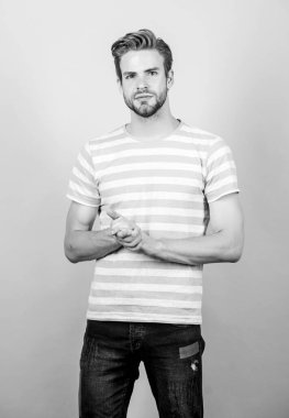 Hırslı erkek. Erkek manken. Gündelik stilde seksi maço. Mükemmel kaslı adam görünüşü. Erkek modası ve güzellik. Tıraşsız öğrenci. Moda tişörtlü ciddi bir adam. yaz modası