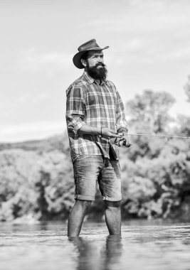 Hobi ile tutku kazan. Spor aktivitesi ve hobi. Suda deneyimli bir balıkçı. Başarılı sinek avcılığı. Yaz haftasonu. Balıkçılar olta kullanma tekniğini gösteriyor. Balık tutan adam. Adam balık tutuyor.