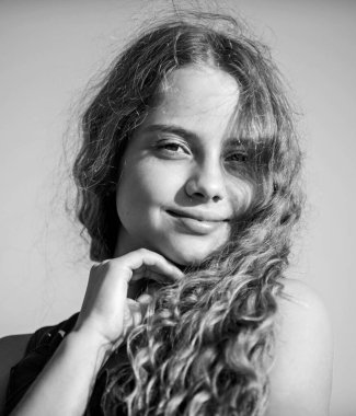 Çok solgunsun. Gençlik harika bir şey. Yaz tatili ve tatil. İyi havanın tadını çıkar. Çocuk modası. Güzel bir çocuk. Doğal güzellik. Küçük kız uzun kürek kılı. Mutlu çocukluk. Mükemmel sağlıklı cilt