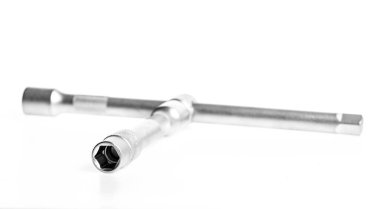 Tekerlek anahtarı. İngiliz anahtarı, araba tekerleklerindeki fındıkları gevşetmek ve sıkmak için kullanılan soket anahtarının adıdır. Örümcek anahtarı her iki ucunda çapraz boyutta soketler şeklinde yapılır.