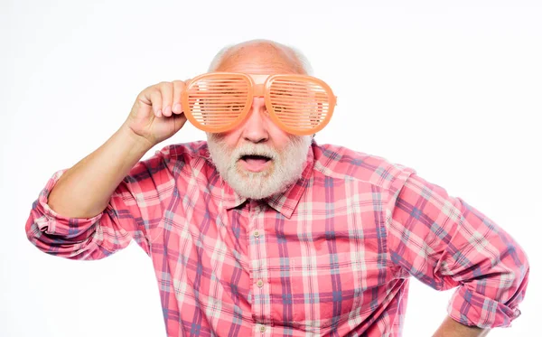 Магазин оптики. Безтурботний психологічний пенсіонер. Чоловік старший бородатий хіпстер носить смугасті сонцезахисні окуляри. Розважатися. Догляд за очима. Старіння і зір. Діагностика захворювань очей змінює вік. Здоров'я очей — стокове фото