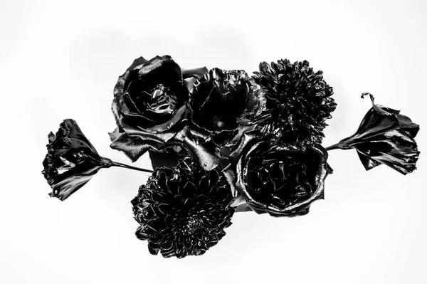 Decoração antiga metalizada. Beleza grunge. Isolado em branco. vintage retro. riqueza e riqueza. crisântemo preto prata e rosa flor. florística. Que glamour. Bouquet elegante — Fotografia de Stock