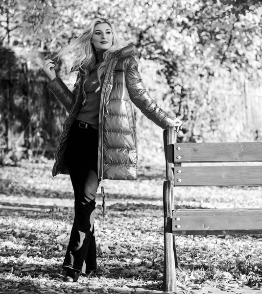 Senhora fashionista atraente posando em jaqueta. Jaqueta para conceito de temporada de outono. Mulher loira elegante com suporte de maquiagem no parque outonal. Menina desgaste vermelho casaco quente brilhante. Conceito de moda queda — Fotografia de Stock