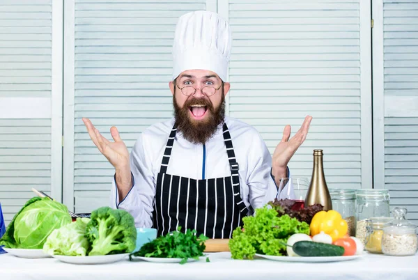 Vegetarisk sallad med färska grönsaker. Hälsosam mat. Gammal hipster med skägg. Glad skäggig man. Kockrecept. Ekologisk kost. Kulinariska rätter. Vitamin. Säg vad du tycker — Stockfoto