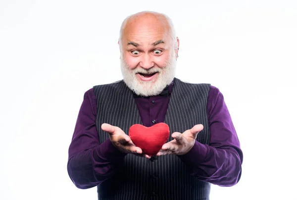Szívroham megelőzése. Szívprobléma és egészségügy. Végzős kopasz szakállas férfi, vörös szívvel. Felnőtt férfi, Valentin-napi szívvel. Szerelembe esni. Szívverés diagnosztika és kezelés. Egészségügyi ellátás — Stock Fotó