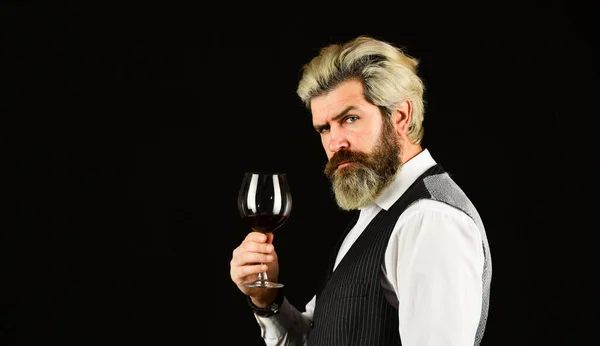 Male sommelier appreciating drink. glass of red wine. Bartender at wine cellar with exquisite drink. experienced sommelier taste wine. barman tasting red wine at degustation. copy space — Stock Photo, Image