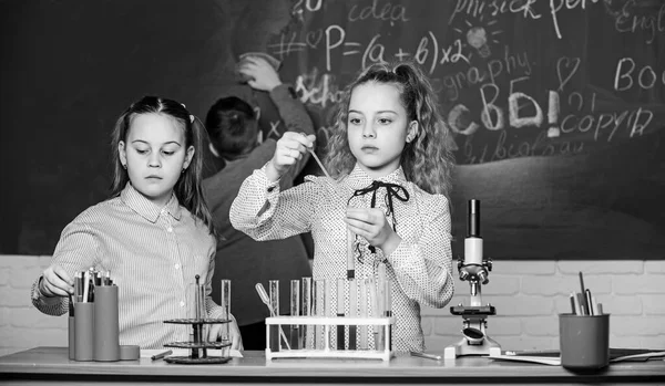 Przyszłe technologie i koncepcja nauki. Dzieci uczą się biologii lub chemii. Edukacja szkolna. Dziewczyny uczą się. Dzieci w klasie z mikroskopem i probówkami. Poznaj molekuły biologiczne — Zdjęcie stockowe