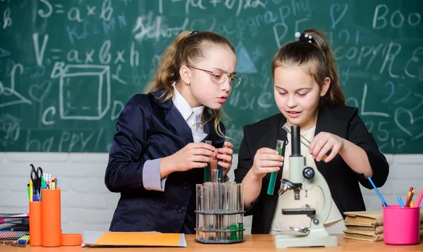 Laboratório de Biologia. Feliz génio. Pequenas cientistas com microscópio. Raparigas génio no laboratório da escola. Laboratório de ciências. experimento científico em laboratório. Pesquisa de química em laboratório. Química é divertido — Fotografia de Stock