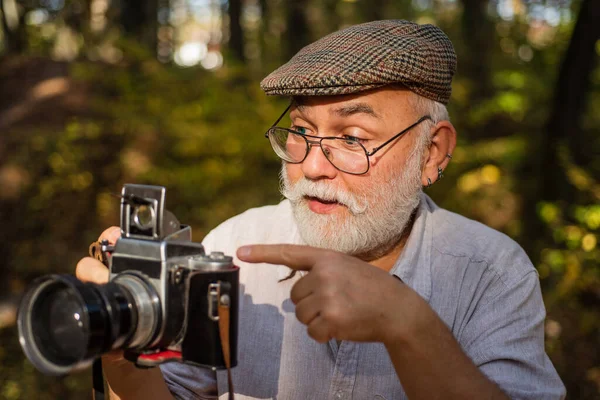 Βίντατζ είναι το στυλ μου. Δείχνοντας χειρονομία. Δείχνοντας και προωθώντας. Φωτογραφία Senior Man Camera Traveling Concept. φωτογραφία της φύσης. Ο άνθρωπος φωτογραφίζει τη φύση χρησιμοποιώντας ψηφιακή φωτογραφική μηχανή. Επιτυχημένος δημοσιογράφος — Φωτογραφία Αρχείου