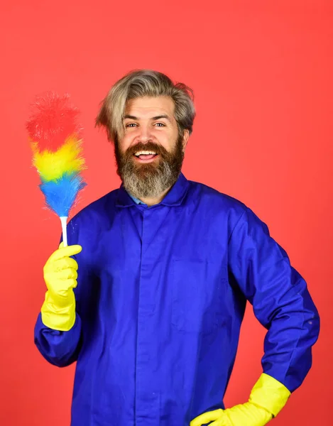 Duster av polypropylen. Hipster håller rengöringsmedel. Städning hemma koncept. Liten färgglad dammkvast. Städning. Städning. Städlägenhet. Man använder pp duster. Dammallergi — Stockfoto