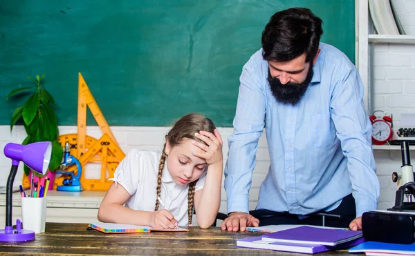 Educar en casa con padre. Habilidades pedagógicas. Profesora de escuela y colegiala. Hombre barbudo pedagogo. Pedagogo estricto. Clases privadas. Haciendo papeleo de tareas caseras. Niño cansado estudio desmotivado aprender —  Fotos de Stock