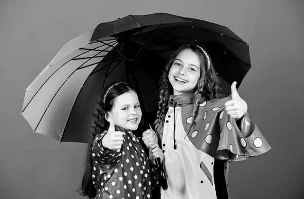 적절 한 옷을 입은 비오는 날. 행복 한 어린 시절. 밝은 우산. 함께 행복해 지기 가 더 쉽습니다. 구름 속에서 무지개가 되는 거야. 우산 아래를 걷는다. 아이들은 우산을 쓰고 행복 한 친구가 된다 — 스톡 사진