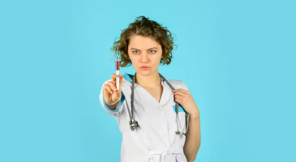 Researcher holding flu vaccine. Doctor use syringe with needle vaccination for baby. medicine vial dose injection. medical injection in hand. woman nurse with stethoscope — Stock Photo, Image