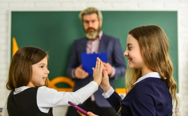 Bavte se. Malé holčičky ve škole. Zpátky do školy. Učitel a žáci pracují společně za stolem na základní škole. odhalovat a rozvíjet kreativitu. Učitel pracující s kreativními dětmi — Stock fotografie