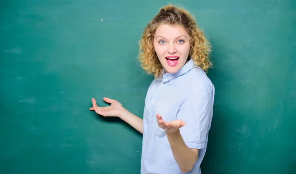 Good teacher master of simplification. Woman teacher in front of chalkboard. Teacher explain hard topic. Important information to remember. Teacher best friend of learners. Teaching could be more fun — Stock Photo, Image