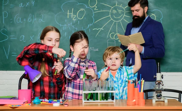 Praktisches Wissen. Unterricht für Kinder, die wichtiges Wissen teilen. Mit der Erfahrung kommt das Wissen. Formale Bildung. Chemieunterricht. Gruppeninteraktion und Kommunikation. Förderung wissenschaftlicher Interessen — Stockfoto