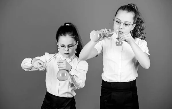 Experimenting a bit. Small kid study. Education concept. Chemistry fun. Basic knowledge. Knowledge day. Schoolgirl with chemical liquids. Education concept. Safety measures. Knowledge and information — Stock Photo, Image