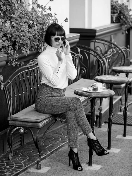 Slappna av och kaffepaus. Kvinna attraktiv elegant brunett tillbringa fritid café terrass bakgrund. Kul att höra. Fritidsidé. Flicka fashionabla dam med smartphone. Trevlig tid och fritid — Stockfoto
