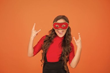 Bu partiyi salla. Anonim olarak halka açık bir etkinliği ziyaret et. Yeni yıl partisi. Karnaval partisi. Maskeli balo konsepti. Çocuk göz maskesi takıyor. Maske takan bir kız. Etkinlik ve eğlence. Parti kutlaması