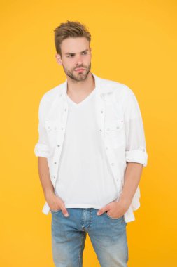 Sakallı adam iş stili. Yakışıklı bir manken. Seksi maço adam. Resmi moda. Resmi tarz. Kıyafet dükkanı. Klasik ve minimalist tarzda. Çekici adam gömlek giyer. Temyizinden emin.