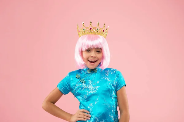 어린 아가씨가 상을 받았어. 해피걸 왕관 핑크 배경. 코로나 테의 상징. 중국에서 만든 코로나 바이러스야. 기모노를 입은 중국아이. 공주님 이 세요. 그녀의 재판 휴가. 럭셔리 보이는 여왕 — 스톡 사진