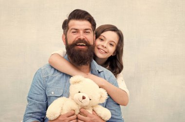 Babaların doğum gününü kutluyoruz. Küçük kız babalar gününde babaya sarılıyor. Mutlu aile, uluslararası babalar gününü kutluyor. Babalar günün kutlu olsun. Seni seviyorum baba, kopyala uzayı