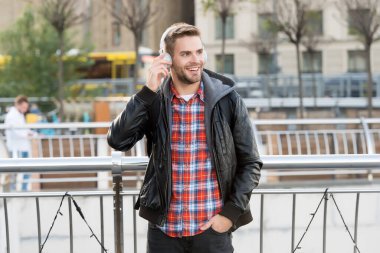 Müziği severim. Mutlu adam açık havada müzik dinler. Yakışıklı adam kulaklıkla müzik çalmaktan hoşlanıyor. Müzik eğlencelidir. Eğlence ve eğlence. Yeni teknoloji. Modern hayat