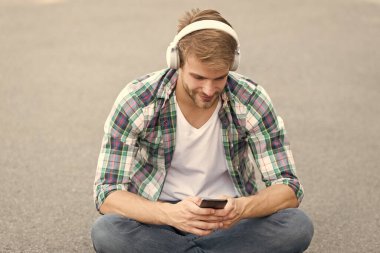 Eğitim teknolojisi. E öğrenme. Her yerde çalış. Dünya çapında bilgi erişimi. Ses kütüphanesi. Öğrenmenin başka bir yolu. Adam yakışıklı üniversite öğrencisi kulaklıklar. Online öğrenme. Sesli kitap konsepti