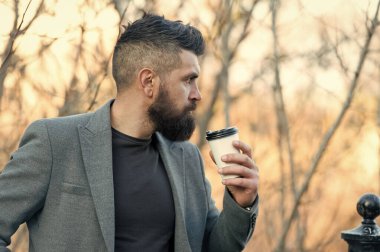 Sabah ilham geldi. Düşünceli adam kahveyi alır götürür. Kahve estetiği. Sakallı, kahve fincanı olan olgun bir hippi. Enerji yüklenmesi. Adam her yudumdan zevk alıyor. Sonbahar günü açık havada sıcak bir içecek.