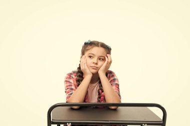 Örgün eğitim sorunları. Okul konseptine geri dönelim. Çocuk sevimli sıkıcı çalışma yorgun. Sıkıcı eğitim programı. Biraz dinlenmeye ve eğlenceye ihtiyacım var. Sıkıcı bir ders. Kız sıkılmış öğrenci masada oturup