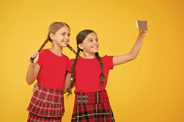 Urodzony, by być internetowym supergwiazdą. Dziewczyny robią selfie smartfonowi. Zrób idealne zdjęcie. Dziewczyny chcą się tylko zabawić. Uczennice używają telefonu komórkowego do robienia zdjęć. Selfie zdjęcie do portali społecznościowych — Zdjęcie stockowe