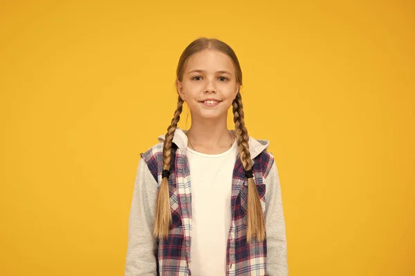Sonbahar zamanı. hippi kız sarı arka plan. Mutlu liseli kız gündelik tarzı. Çocuk modası. Çocuk şirin sarı saçlar. çocukluk mutluluğu. Mutlu çocuklar günü. Küçük kız kareli ceket — Stok fotoğraf