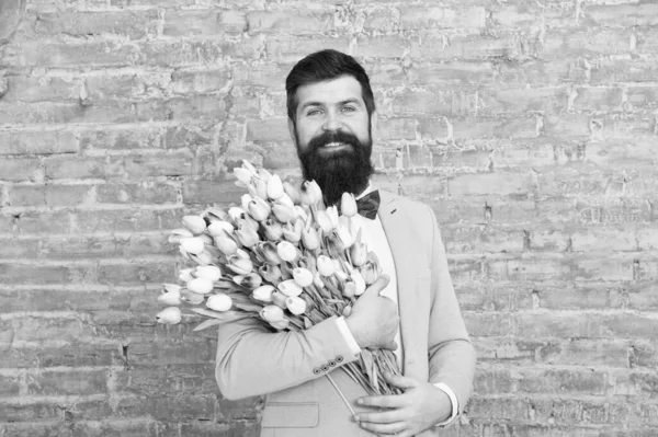 Lente stijl. Womens dag is op maart 8. Lente cadeau. Bearded Man hipster met bloemen. Liefdes datum. internationale feestdag. Bloem voor 8 maart. Bearded man met 8 maart Tulip boeket. Gelukkig 8 maart — Stockfoto