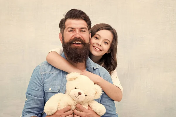 Festeggiamo il compleanno dei padri. La piccola figlia abbraccia il padre il giorno dei padri. La famiglia felice festeggia il giorno di padri internazionale. Felice giorno dei padri. Ti amo papà, ricevi lo spazio — Foto Stock