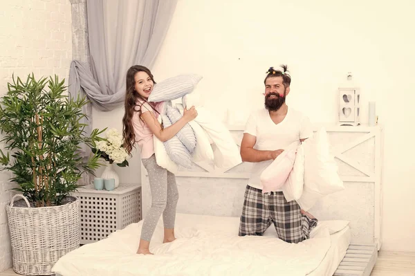 Los padres el amor es incondicional. Hombre barbudo y niña disfrutan jugando juntos. El hombre feliz y el niño pequeño se divierten en el dormitorio. Relación hombre e hija. La paternidad cambia a un hombre — Foto de Stock