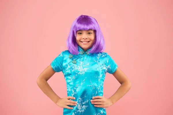 Pequena menina chinesa em peruca roxa. garoto feliz em vestido chinês tradicional. Ano Novo Chinês. criança elegante em quimono. A criança veste roupão nacional. dia do festival no Japão. asiático menina violeta cabelo peruca — Fotografia de Stock