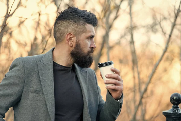 Sabah ilham geldi. Düşünceli adam kahveyi alır götürür. Kahve estetiği. Sakallı, kahve fincanı olan olgun bir hippi. Enerji yüklenmesi. Adam her yudumdan zevk alıyor. Sonbahar günü açık havada sıcak bir içecek.