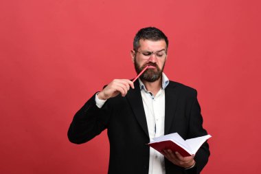 Ciddi ve konsantre yüzlü ve gözlüklü bir iş adamı.