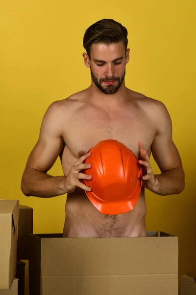 Sexualidad y concepto de construcción: macho con cerda y hardhat naranja — Foto de Stock
