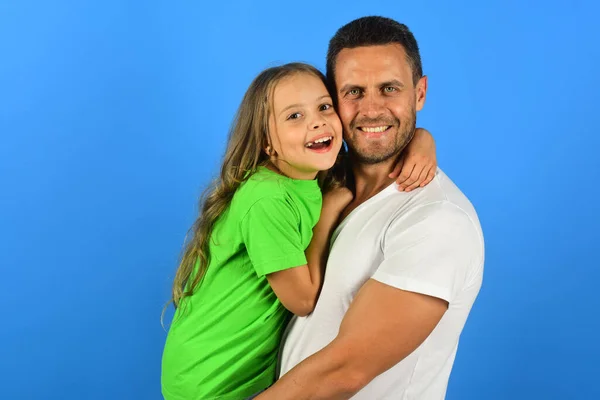 Chica y hombre con caras felices aisladas sobre fondo azul . — Foto de Stock