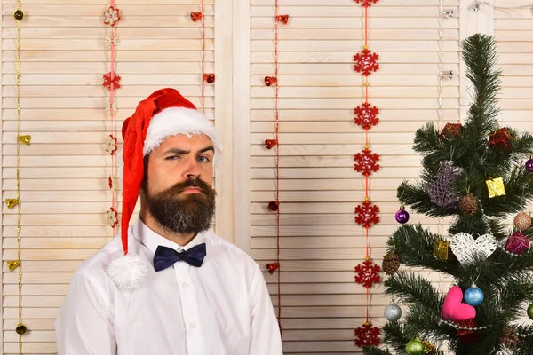 Papá Noel con sombrero rojo y cara seria. Concepto de celebración — Foto de Stock