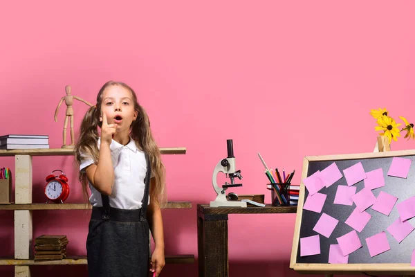 Schoolmeisje met doordacht gezicht in klaslokaal of laboratorium — Stockfoto