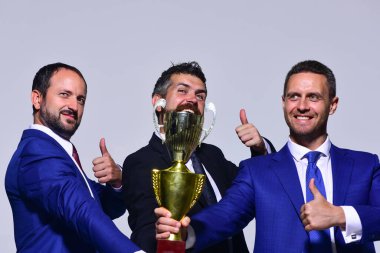 Ortaklar yarışmayı kazanmayı kutluyor. Şirket liderleri altın ödülü aldı