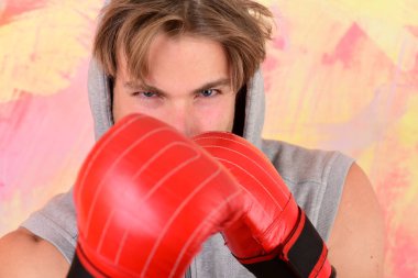 Kızgın yüzlü boksör yumruklamak için trenleri, kapat