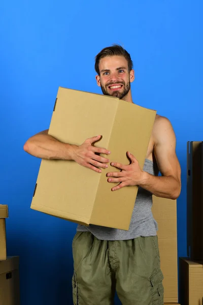 Adam kutuya sarılıp gülümsüyor. — Stok fotoğraf