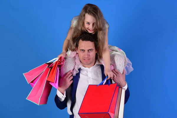Figlia e padre con pacchetti rosa. Ragazza e uomo — Foto Stock