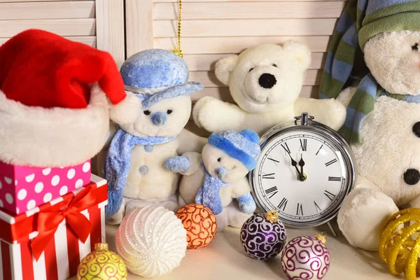 Leksaker placeras på trä vägg bakgrund. Snögubbar och nallebjörnar — Stockfoto