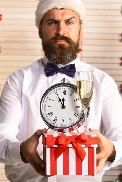 Papai Noel com cara estrita ações dom — Fotografia de Stock