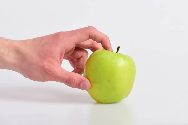 Hand hält Apfelfrucht isoliert auf hellgrauem Hintergrund — Stockfoto