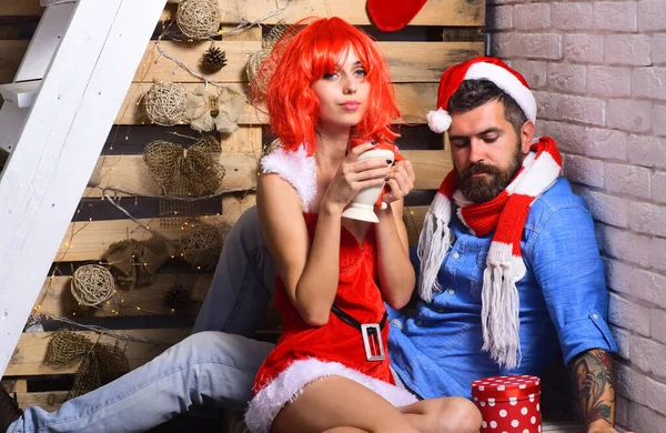 Dívka a chlap s uvolněnými tvářemi oblečené ve vánočních kostýmech. — Stock fotografie